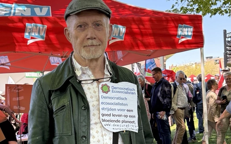 Frank Maas met een democratisch ecosocialistenbordje op de 1 mei manifestatie in Amsterdam.